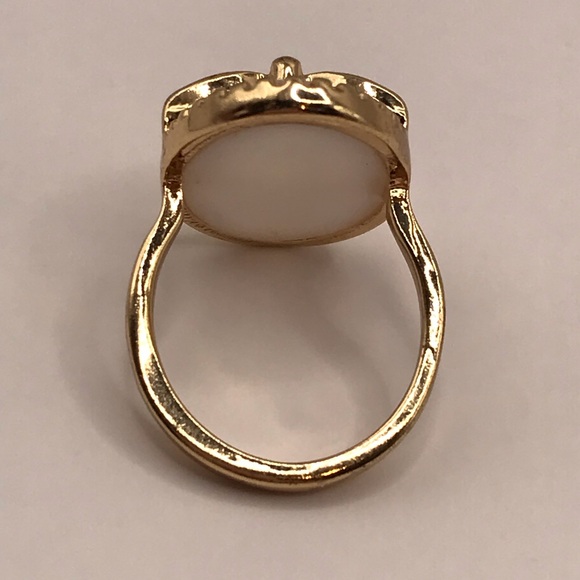 Elegant Gold Tone Ring with Dragonfly and Opalescent Oval Centerpiece Size 7 - Picture 4 of 5